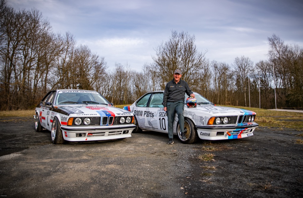 Kurt Thiim foran de to BMW 635 CSI.
(Foto: Eric Metzner)